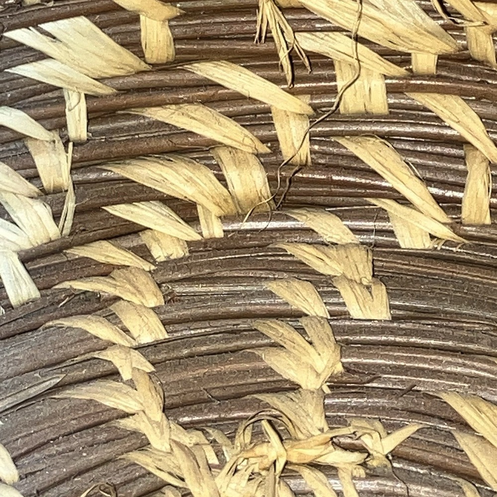 Vintage Handwoven Pine Needle Box with Lid / Handcrafted Coiled Basketry‎ - Picture 11 of 15
